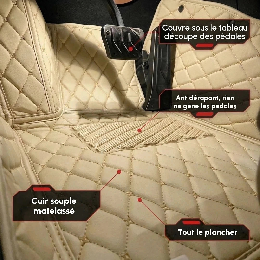 Gros plan d'un tapis d'auto Matrikar série Diamond en beige crème, montrant la couverture sous le tableau de bord, la découpe des pédales et la surface antidérapante