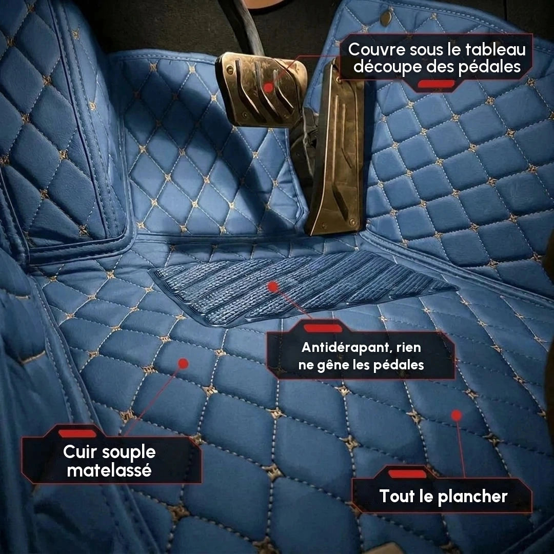 Gros plan d'un tapis d'auto Matrikar série Diamond en bleu vintage, montrant la couverture sous le tableau de bord, la découpe des pédales et la surface antidérapante