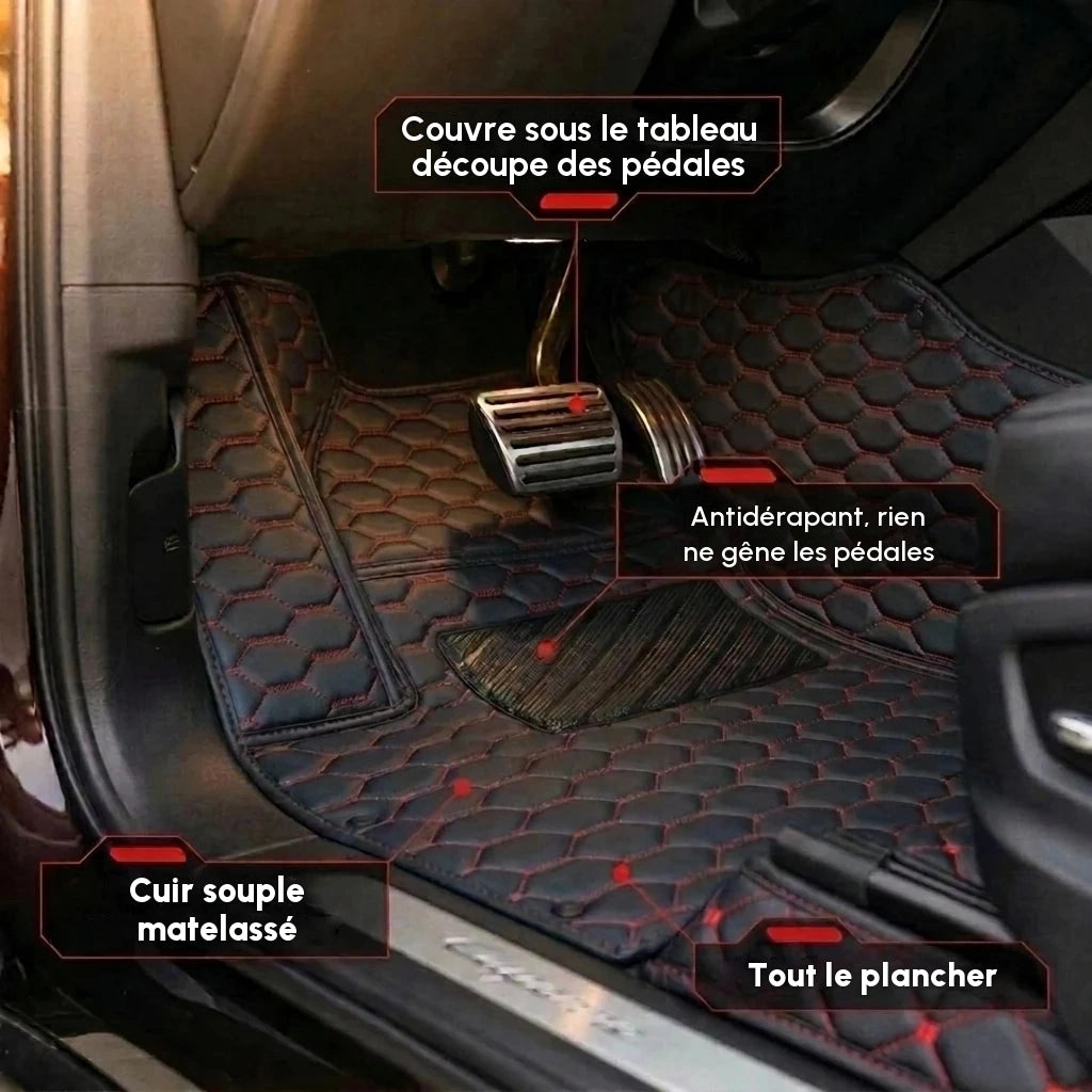Gros plan d'un tapis d'auto Matrikar série Hexa en noir à surpiqûres rouges, montrant la couverture sous le tableau de bord, la découpe des pédales et la surface antidérapante