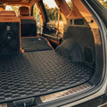 Tapis de coffre sur mesure série Hexa - Surpiqûres noires et blanches