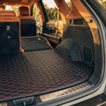 Tapis de coffre sur mesure série Hexa - Surpiqûres noires et rouges