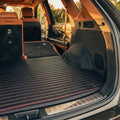 Tapis de coffre sur mesure série Ribbed - Noir et rouge