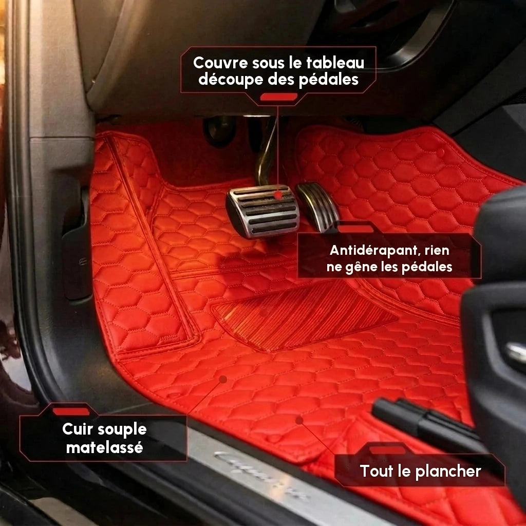 Gros plan d'un tapis d'auto Matrikar série Hexa en rouge Ferrari, montrant la couverture sous le tableau de bord, la découpe des pédales et la surface antidérapante